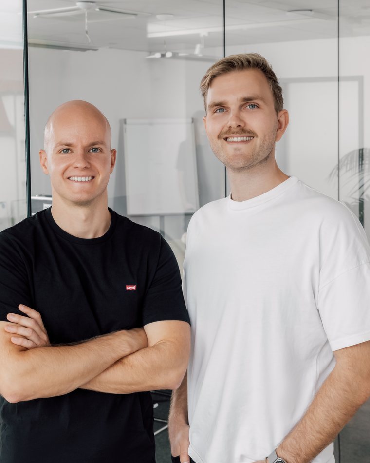 Zwei Search-Fund-Unternehmer im Büro